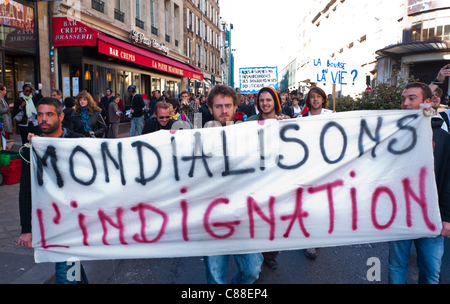 Parigi, Francia, folla di giovani che protestano portando la bandiera di protesta contro la globalizzazione, Occupy France, il movimento degli Indignados (Indegnants), che protestano contro l’avidità delle imprese e le politiche di austerità del governo. Dimostrazione, supporto internazionale delle dimostrazioni di Occupy Wall Street ('indignazione della globalizzazione') Foto Stock