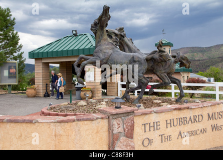 "Gli spiriti liberi a Noisy Acque,' scultura da Dave McGary, rappresenta le diverse razze di cavallo americano, Ruidoso Downs, NM Foto Stock