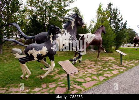 "Gli spiriti liberi a Noisy Acque,' scultura da Dave McGary, rappresenta le diverse razze di cavallo americano, Ruidoso Downs, NM Foto Stock