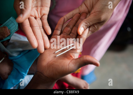 Impianto ormonale impiantato nel braccio sono una forma di lungo termine di controllo delle nascite - Bamako, in Mali. Foto Stock