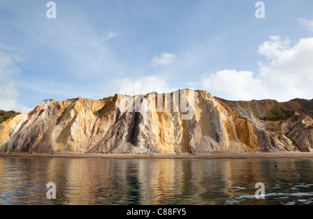 Allume Bay, Isola di Wight. Di interesse geologico e una attrazione turistica, la baia è nota per la sua multi-sabbia colorata scogliere. Foto Stock