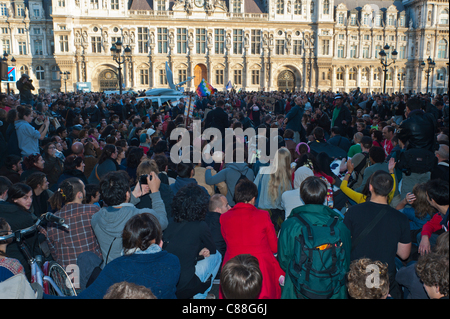 Parigi, Francia, un’enorme folla di persone, protestando contro l’avidità delle imprese e le politiche di austerità del governo. Seduto di fronte all'edificio del Municipio, 'Occupy France', Indignados (indignato) movimento, dimostrando, il sostegno internazionale di 'Occupy Wall Street' dimostrazioni di protesta capitalista Foto Stock