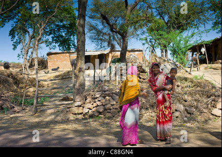 Gli abitanti di un villaggio indiano vicino Ranthambore in Rajasthan, India settentrionale Foto Stock