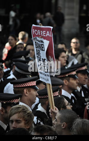 Occupare Londra dimostrazione intorno a San Paolo il 15 Ott 11, contro il capitalismo, austerità e banche. Ispirato da azioni analoghe in Spagna e Wall Street, almeno 80 principali città vide proteste nello stesso giorno. Foto Stock