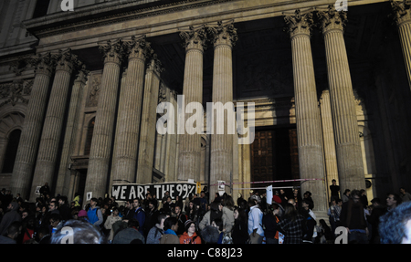 Occupare Londra dimostrazione intorno a San Paolo il 15 Ott 11, contro il capitalismo, austerità e banche. Ispirato da azioni analoghe in Spagna e Wall Street, almeno 80 principali città vide proteste nello stesso giorno. Foto Stock