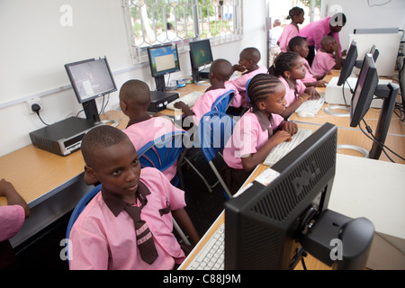 Gli studenti apprendono in un computer di laboratorio presso una scuola a Dar es Salaam, Tanzania Africa Orientale. Foto Stock