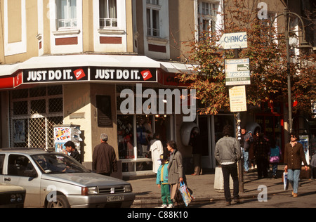 Sofia, Bulgaria. La gente per strada; 'Just do it segno su un negozio Nike. Foto Stock