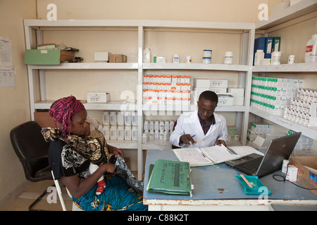 Un farmacista distribuisce farmaci di arte di un HIV positiva paziente presso la Catholic Relief Services-clinica supportata a Kitwe, Zambia. Foto Stock