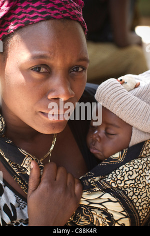 Un HIV positivi donna attende i servizi di assistenza sanitaria a Catholic Relief Services clinica a Kitwe, Zambia. Foto Stock