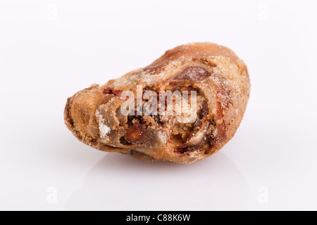 Un singolo biscotto con gocce di cioccolato viene mostrato in primo piano su un semplice sfondo bianco. Il biscotto è di forma irregolare, con un esterno dorato-marrone e una consistenza leggermente friabile. Un morso è stato Foto Stock