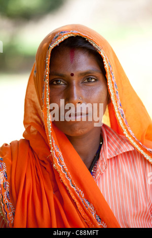 Donna indiana abitante a farm smallholding al Sawai Madhopur vicino Ranthambore in Rajasthan, India settentrionale Foto Stock