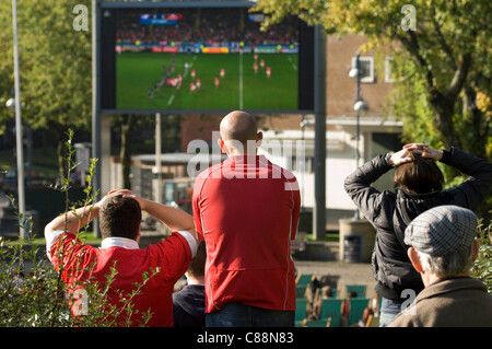 Swansea, Regno Unito, 15/10/2011. Rugby gallese sostenitori guardando le fasi di chiusura della RWC semi-finale con la Francia questa mattina, che hanno perso. Hanno guardato la partita su un grande fuori schermo televisivo in Piazza Castello nel centro di Swansea. Foto Stock