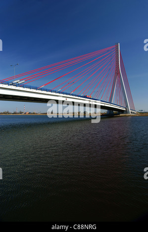 Ponte sospeso sulla Martwa Wisla in Gdansk, Polonia con carrello e cielo blu. Foto Stock