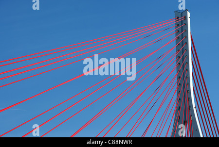 Ponte sospeso sulla Martwa Wisla in Gdansk, Polonia e cielo blu. Foto Stock