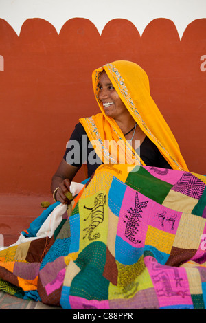 Donna indiana tessuti da cucire a Dastkar dell'artigianato femminile co-operativa, il Ranthambore artigianale di progetto, nel Rajasthan, India Foto Stock