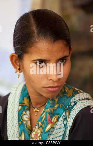 Donna indiana a Dastkar dell'artigianato femminile co-operativa, il Ranthambore artigianale di progetto, nel Rajasthan, India settentrionale Foto Stock