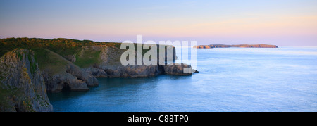 Lydstep nr Tenby Pembrokeshire Galles con isola di Caldey in background Foto Stock
