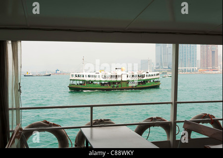 Il verde e bianco Star Ferry Boat linea celeste di servizio Star vela nel Porto Victoria a Kowloon Hong Kong Cina Asia Foto Stock