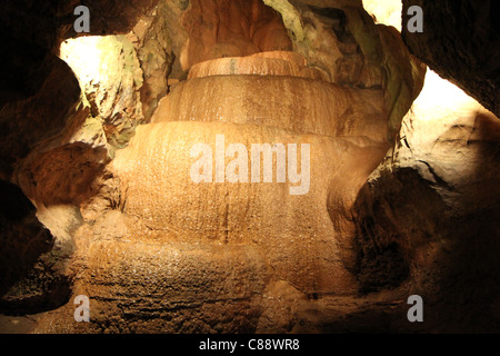 Formazione di roccia nelle grotte di Cheddar, Cheddar, Somerset, Inghilterra, Regno Unito Foto Stock