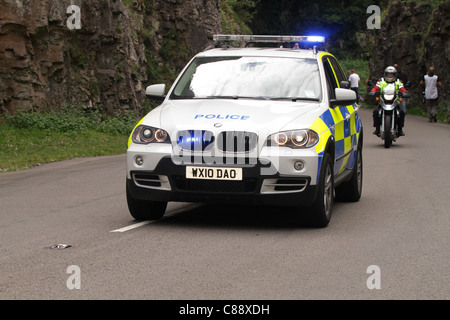 La polizia 4x4 in esecuzione sotto le luci blu Foto Stock