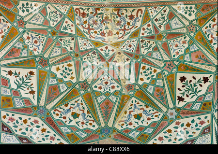 Islamic design a nido d'ape di Ganesh Pol, Ganesh Gate, al Forte Amber un Rajput fort del XVI secolo a Jaipur, Rajasthan, India Foto Stock