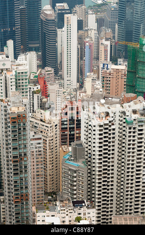 Vista panoramica dell'Isola di Hong Kong grattacieli dal picco a piedi e il Victoria Peak Garden Hong Kong Cina Asia Foto Stock