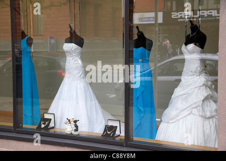 Abiti da sposa nella vetrina di un negozio nuziale belfast city centre Irlanda del Nord Regno Unito Foto Stock