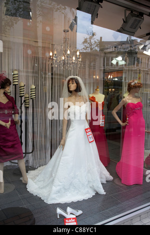 Abiti da sposa nella vetrina di un negozio nuziale belfast city centre Irlanda del Nord Regno Unito Foto Stock