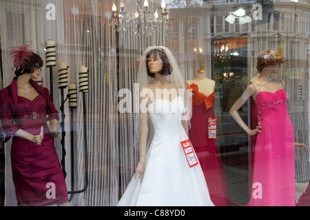 Abiti da sposa nella vetrina di un negozio nuziale belfast city centre Irlanda del Nord Regno Unito Foto Stock