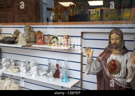 I religiosi cattolici gli elementi presenti nella finestra del santo shop store in Belfast City Centre Irlanda del Nord Regno Unito Foto Stock