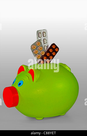 Pillole in blister con un salvadanaio, Concept Foto Stock