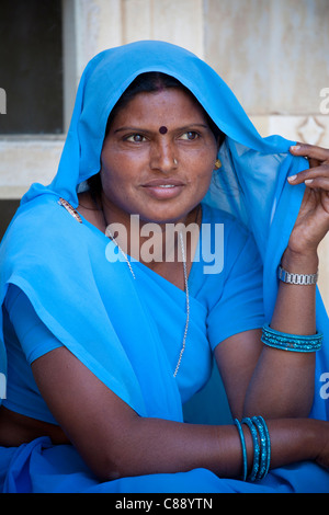Indiano donna Indù nel tradizionale di Rajasthani sari presso il forte di Amber a Jaipur, Rajasthan, India Foto Stock