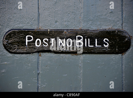 'POST LE FATTURE NON', segno dipinto su legno porta del granaio. Oltre Wyresdale, Lancashire, Inghilterra, Regno Unito, Europa. Foto Stock