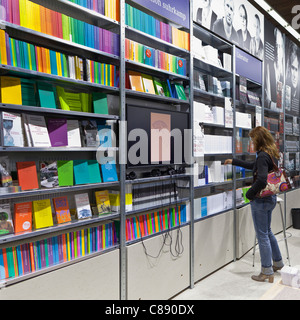 Visitatore libro di lettura a publisher stand international Frankfurt Book Fair 2011 Foto Stock