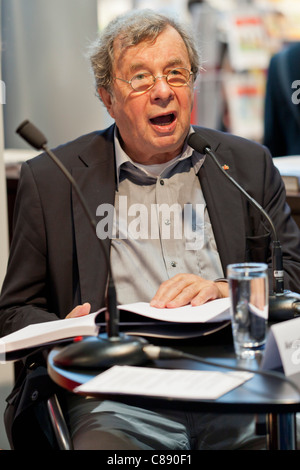 Il dott. Hellmuth Karasek lettura dal suo nuovo libro "Briefe bewegen die Welt" presso l'editore teNeues booth, Frankfurt book fair 201 Foto Stock