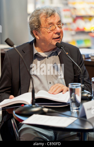 Il dott. Hellmuth Karasek lettura dal suo nuovo libro "Briefe bewegen die Welt" presso l'editore teNeues booth, Frankfurt book fair 201 Foto Stock