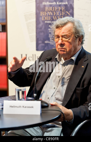 Il dott. Hellmuth Karasek lettura dal suo nuovo libro "Briefe bewegen die Welt" presso l'editore teNeues booth, Frankfurt book fair 201 Foto Stock