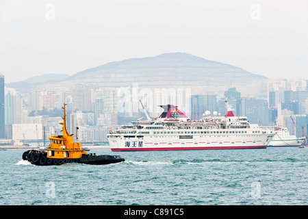 Navi da crociera ancorato nel porto Victoria vicino a Kowloon Hong Kong Cina Asia Foto Stock