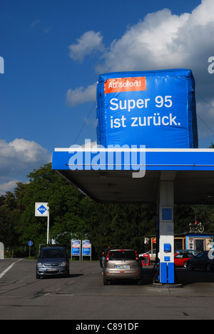 Stazione di servizio Aral con benzina super 95 Foto Stock