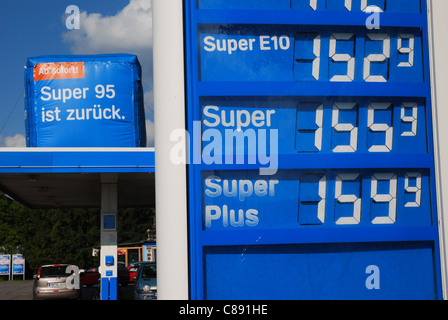 Stazione di servizio Aral con benzina super 95 Foto Stock