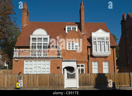 Casa in Bedford Park, Chiswick, Londra, con dettagli architettonici tipici della zona Foto Stock