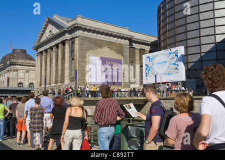 I visitatori in coda davanti al Museo "Pergamonmuseum' a 'Museum' dell'isola, nel quartiere Mitte di Berlino, Germania, Europa Foto Stock