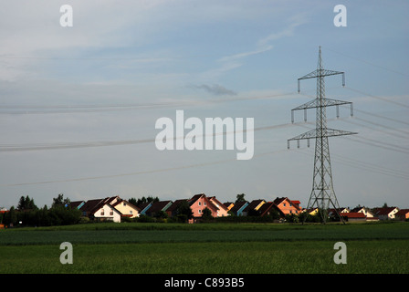 Linea elettrica aerea nella parte anteriore del case Foto Stock