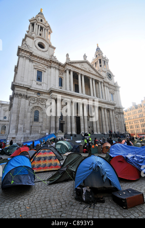 Anti capitalisti creare una tenda nella città di San Paolo cortile vicino al London Stock Exchange nel secondo giorno di occupare di Londra. Domenica 16 Ottobre 2011 Foto Stock