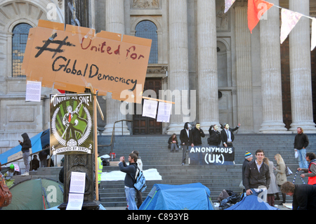 Anti capitalisti creare una tenda nella città di San Paolo cortile vicino al London Stock Exchange nel secondo giorno di occupare di Londra. Domenica 16 Ottobre 2011 Foto Stock