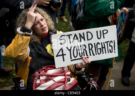Toronto Ontario, Canada - 15 ottobre 2011. L'occupare Wall Street circolazione è emerso in un certo numero di città canadesi di sabato. In Toronto una folla che crebbe fino a 3000 riuniti al re e Bay poi hanno marciato e occupato St. James Park. In tutto il parco gli individui potessero essere visto che porta i segni di diff Foto Stock