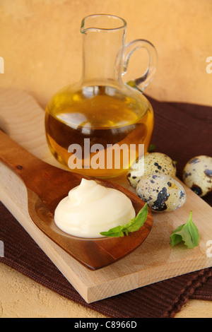 La maionese con ingredienti, uova di quaglia e olio di oliva Foto Stock