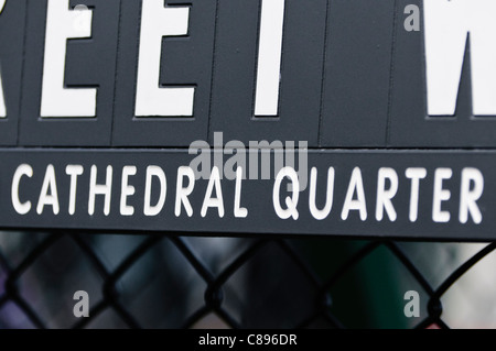 Un cartello stradale a Belfast's Cathedral Quarter Foto Stock