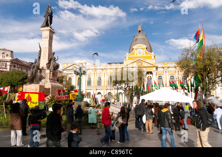 Plaza Murillo, La Paz piazza principale, Bolivia, con carichi andando su, Congreso Nacional in background Foto Stock