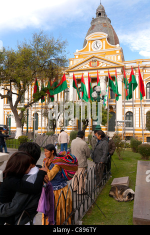 Plaza Murillo, La Paz piazza principale, Bolivia, con carichi andando su, Congreso Nacional in background Foto Stock